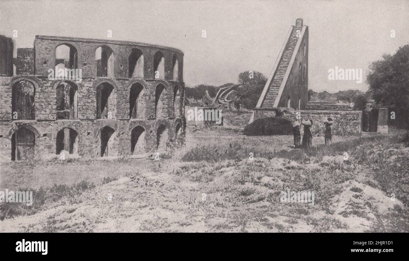 Ruiné observatoire à Delhi, érigé par l'astronome royal, Maharaja Jai Singh de Jaipur. Inde (1923) Banque D'Images