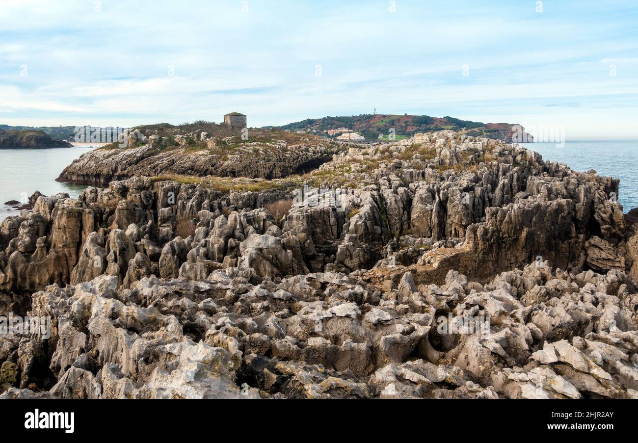 Formations rocheuses de l'île de San Pedro et de l'Islita de la Oliva sur la plage de Noja à Cantabrie, dans le nord de l'Espagne Banque D'Images