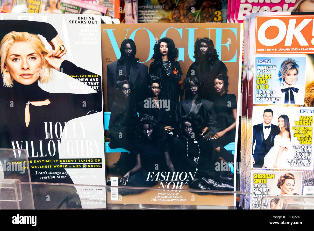 Groupe de modèles de mode femmes noires sur la couverture de février 2022 Vogue magazine sur une étagère de magazines de supermarché au Royaume-Uni Grande-Bretagne Banque D'Images