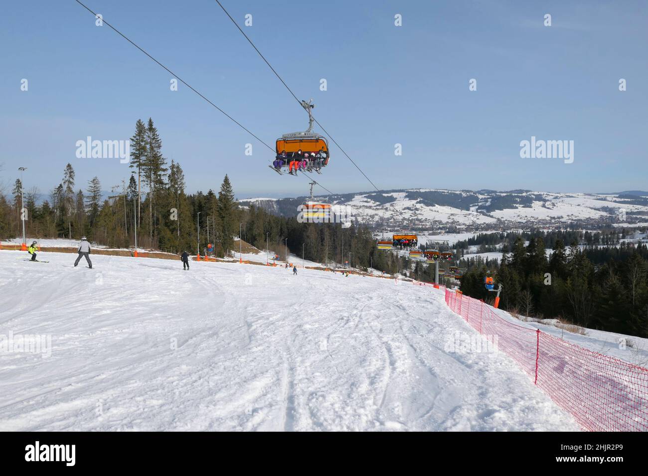 Bialka Tatrzanska, Pologne - 23 février 2021 : piste de ski dans la station d'hiver Kotelnica Bialczanska dans les montagnes polonaises, région de Podhale. Banque D'Images