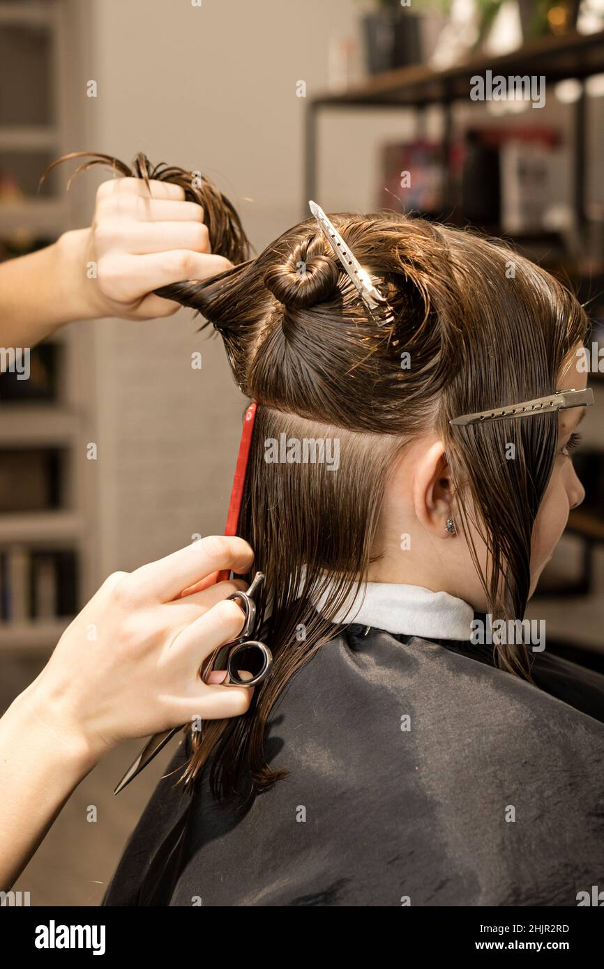 Coiffures tendance.Bob Haircut Technology Classic version.Petite fille avec  cheveux courts de Bob.Vue latérale rapprochée.La coiffeuse coupe ses  cheveux.Coiffure moderne pour enfants Photo Stock - Alamy