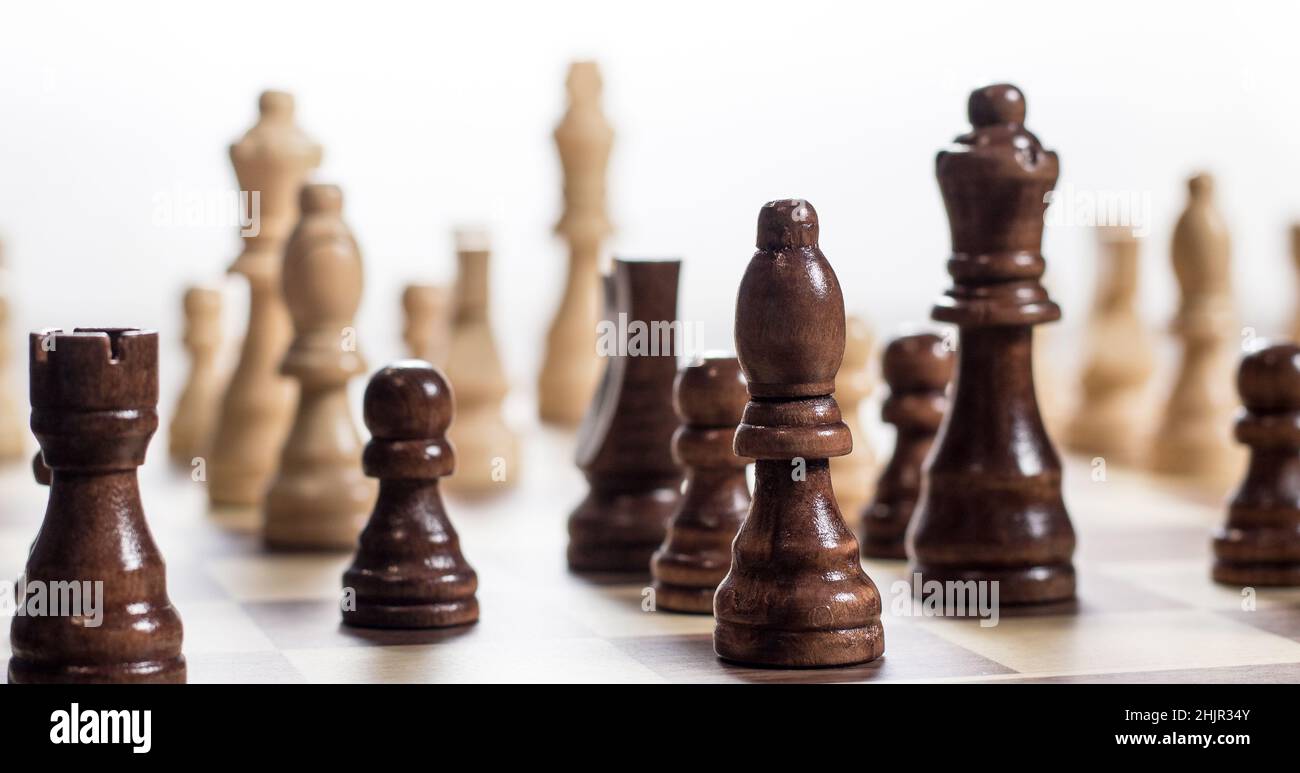 Jeu d'échecs avec jeu d'échecs joué sur fond clair Black's Queen, Rook, et Bishop en focus Banque D'Images