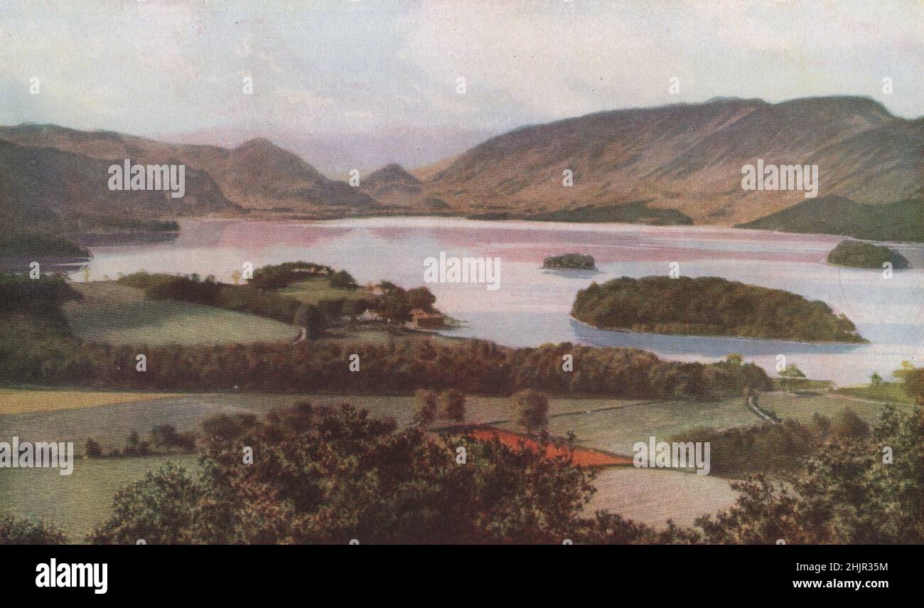 Derwentwater est le plus beau des lacs anglais. Les montagnes qui culminent à Skiddaw le gardent au nord. Cumbria (1923) Banque D'Images