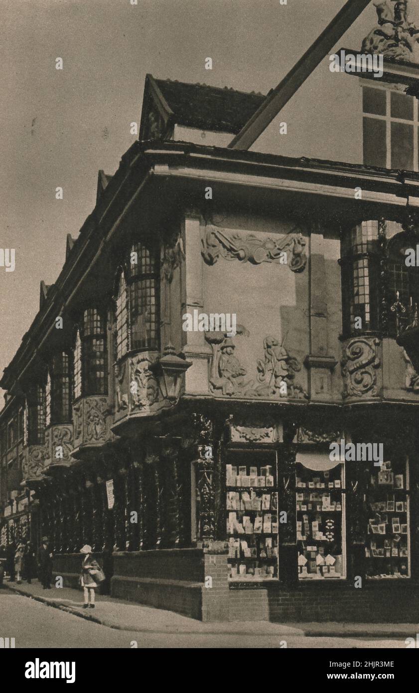 Un bâtiment bien conservé du XVIe siècle à la façade partiale, la maison de Sparrowe se dresse dans le marché au beurre d'Ipswich. Suffolk. Angleterre (1923) Banque D'Images