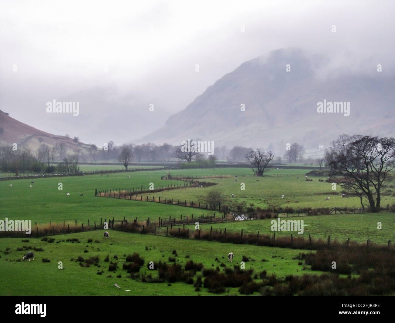 Une ancienne vallée glaciaire enchantée dans le Lake District, au Royaume-Uni, avec les sommets des montagnes environnantes cachés par des nuages bas Banque D'Images