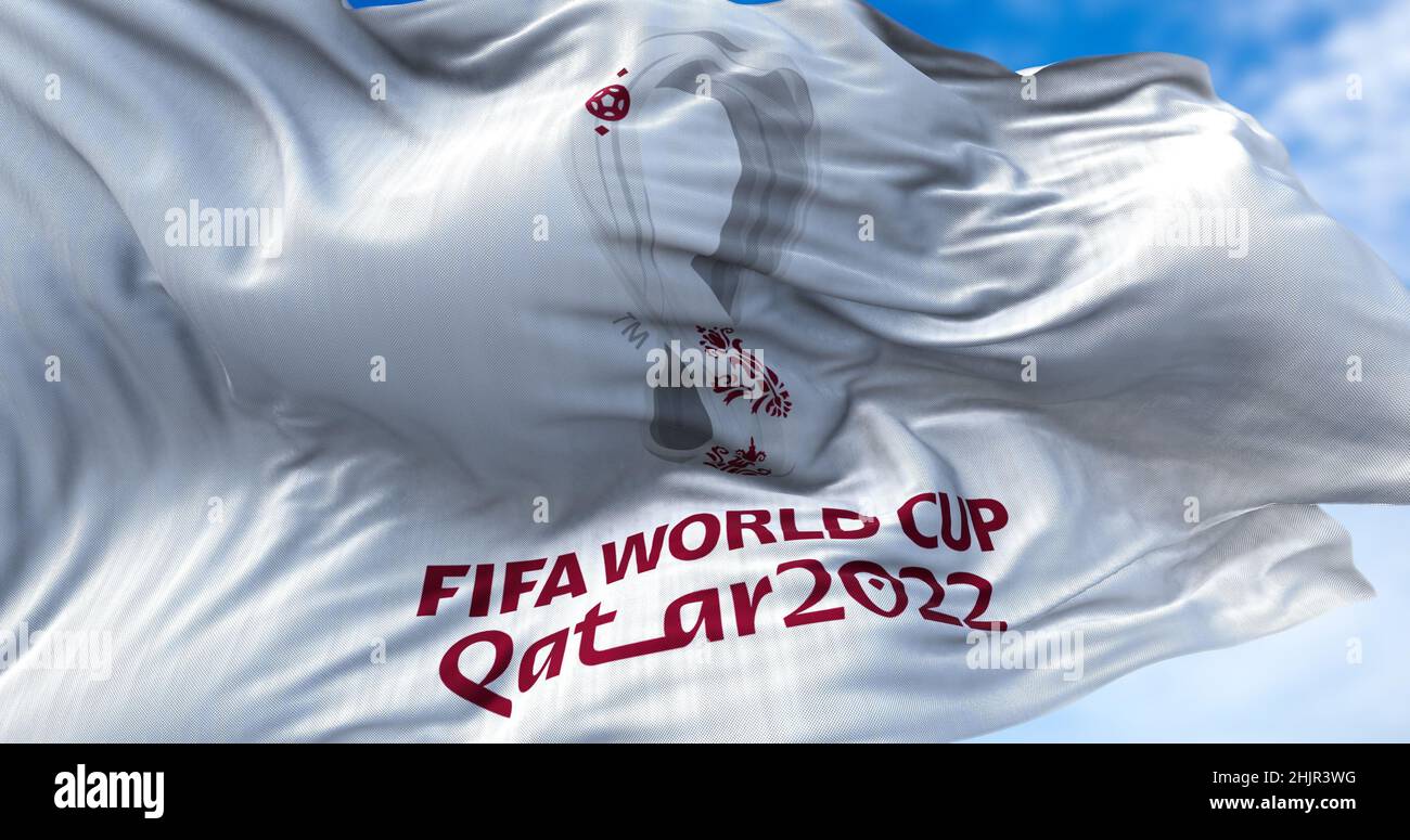 Doha, Qatar, octobre 2021 : drapeau avec le logo de la coupe du monde de la Fifa 2022 qui flotte dans le vent. L'événement est prévu au Qatar du 21 novembre au 18 décembre Banque D'Images