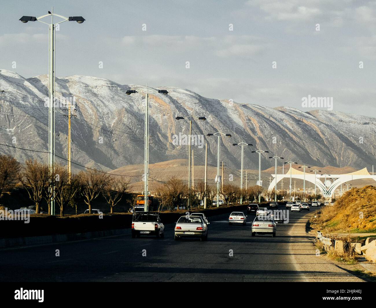 Circulation routière au moyen-Orient dans les montagnes Shiraz Iran Banque D'Images