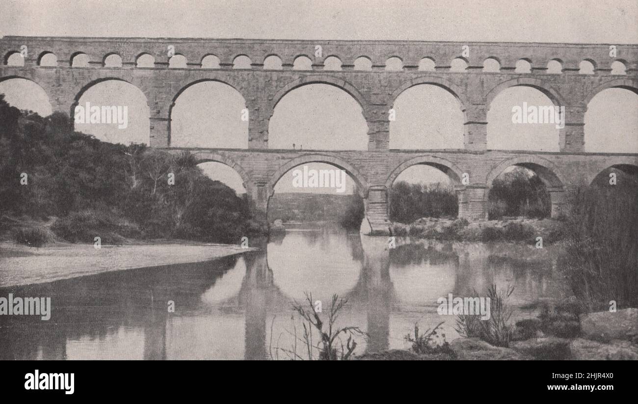 Pont du Gard. Magnifique structure romaine de trois pneus et cinquante-deux arches enjambant une rivière du sud de la France (1923) Banque D'Images