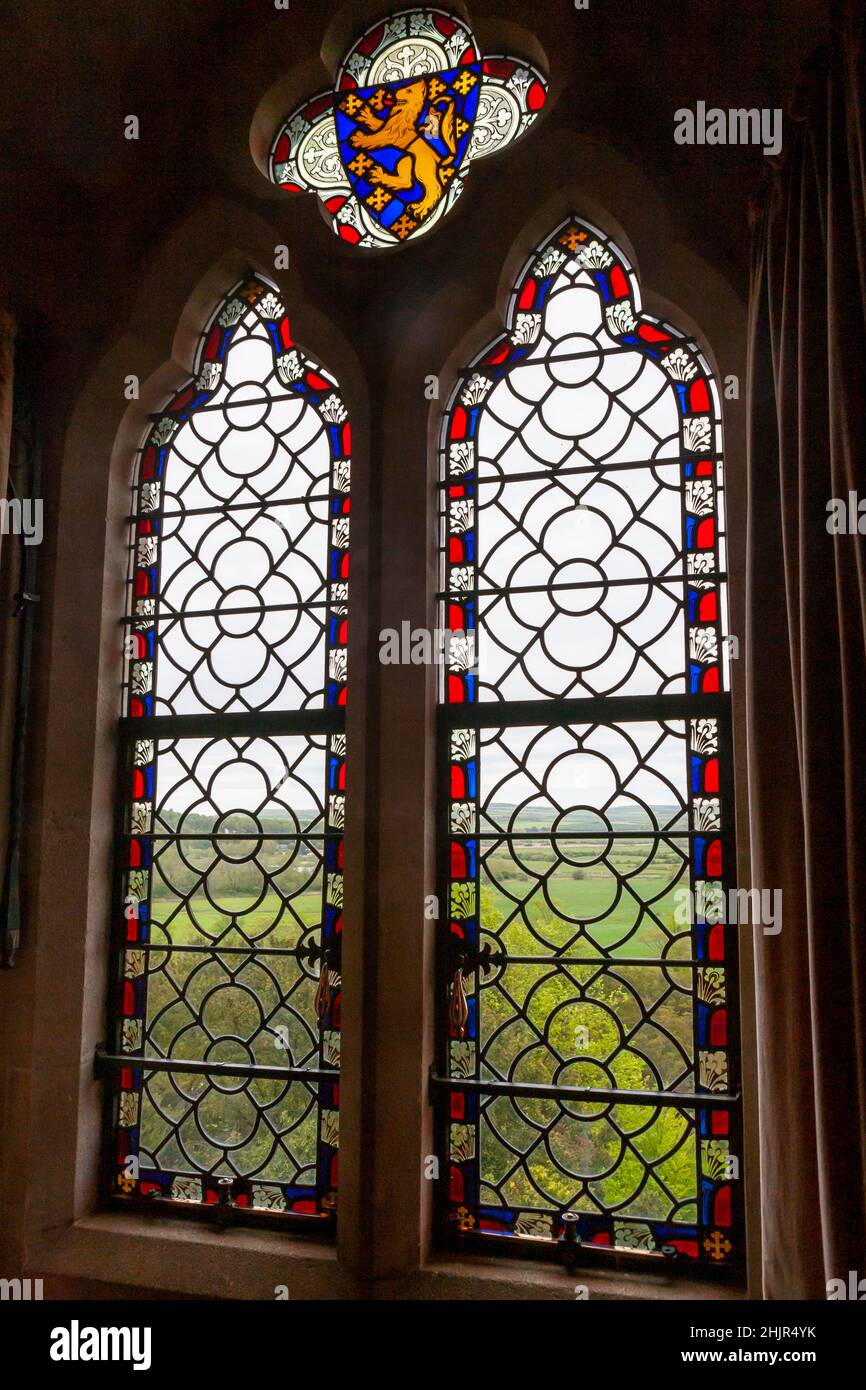 Vue depuis une fenêtre dans la salle de dessin, Château d'Aurndel, Arundel, West Sussex, Royaume-Uni Banque D'Images