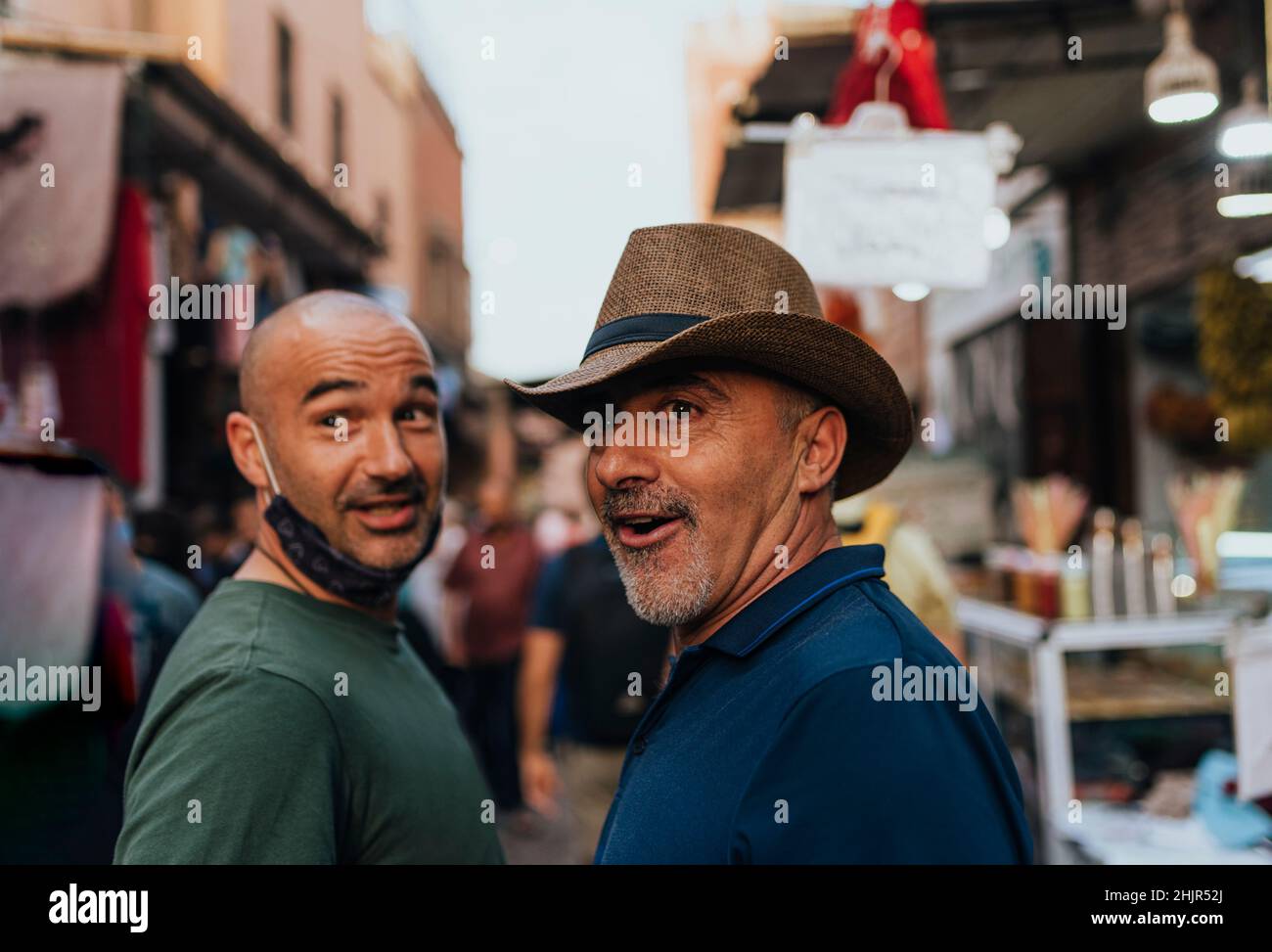 Portrait de deux amis pris dans un marché à Marrakech, Maroc. Banque D'Images
