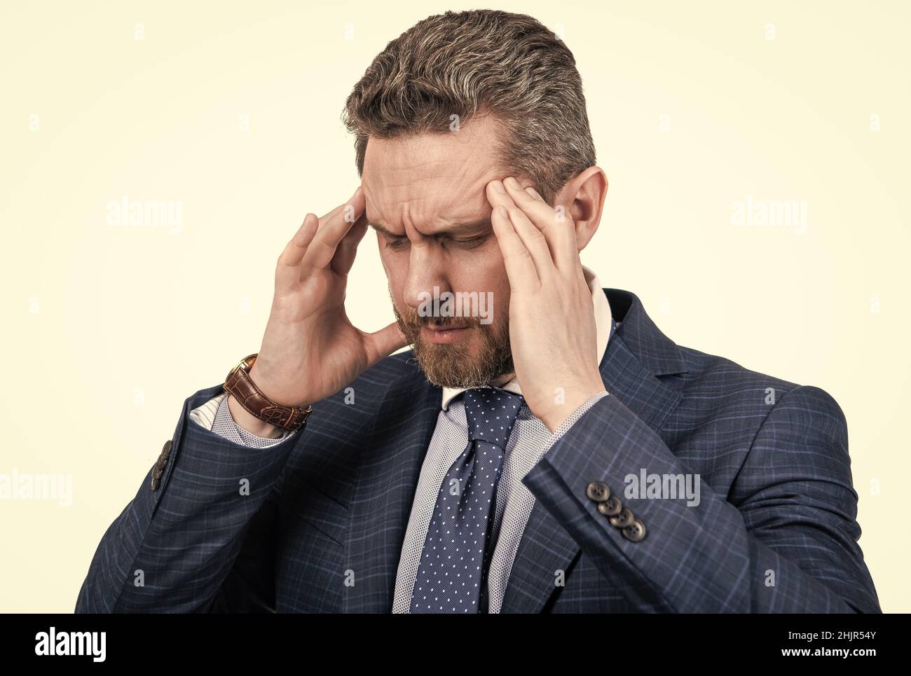 Sa tête est mal. Manager souffrent de douleurs de migraine. Attaque de maux de tête. Maux de tête de tension Banque D'Images