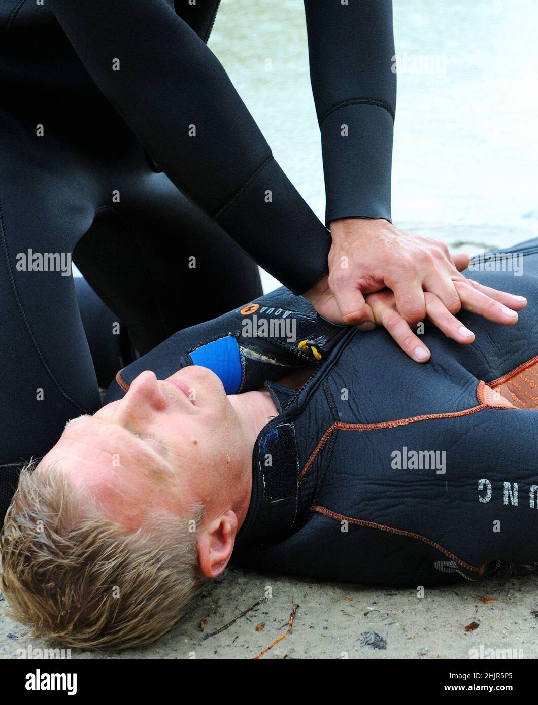 Respiration artificielle. Un sauveteur appuie sur la poitrine de la noyade par les mains. Kiev, Ukraine Banque D'Images