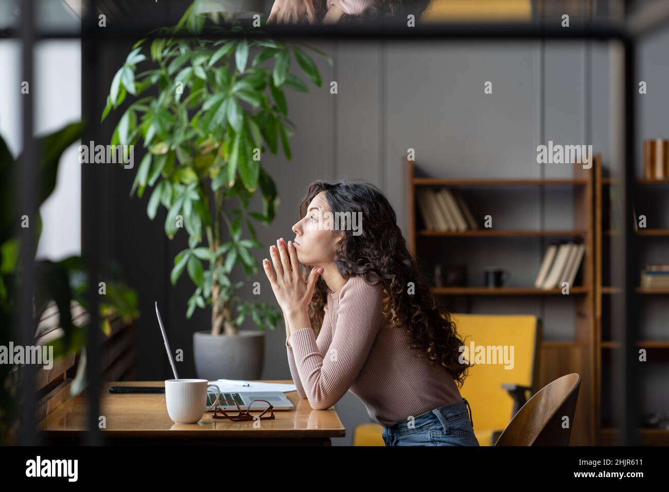 Ennuyé une femme d'affaires mécontente s'assoit au bureau avec un ordinateur portable fatigué pensant à la solution du problème Banque D'Images