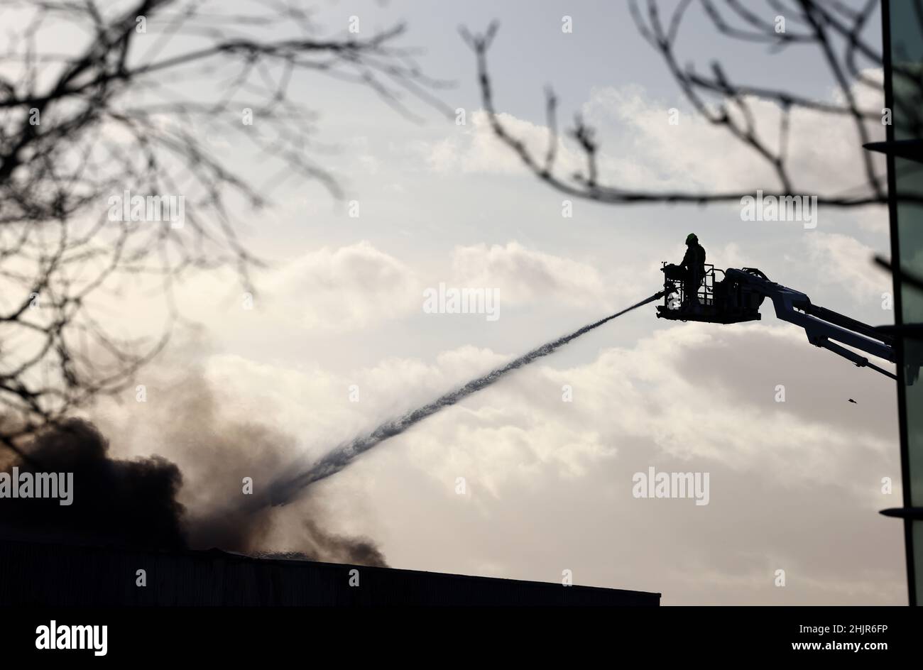 Nottingham, Nottinghamshire, Royaume-Uni.31st janvier 2022.Un pompier combat un feu dans un centre de recyclage sur une propriété industrielle de la région de Dunkerque.Credit Darren Staples/Alay Live News. Banque D'Images