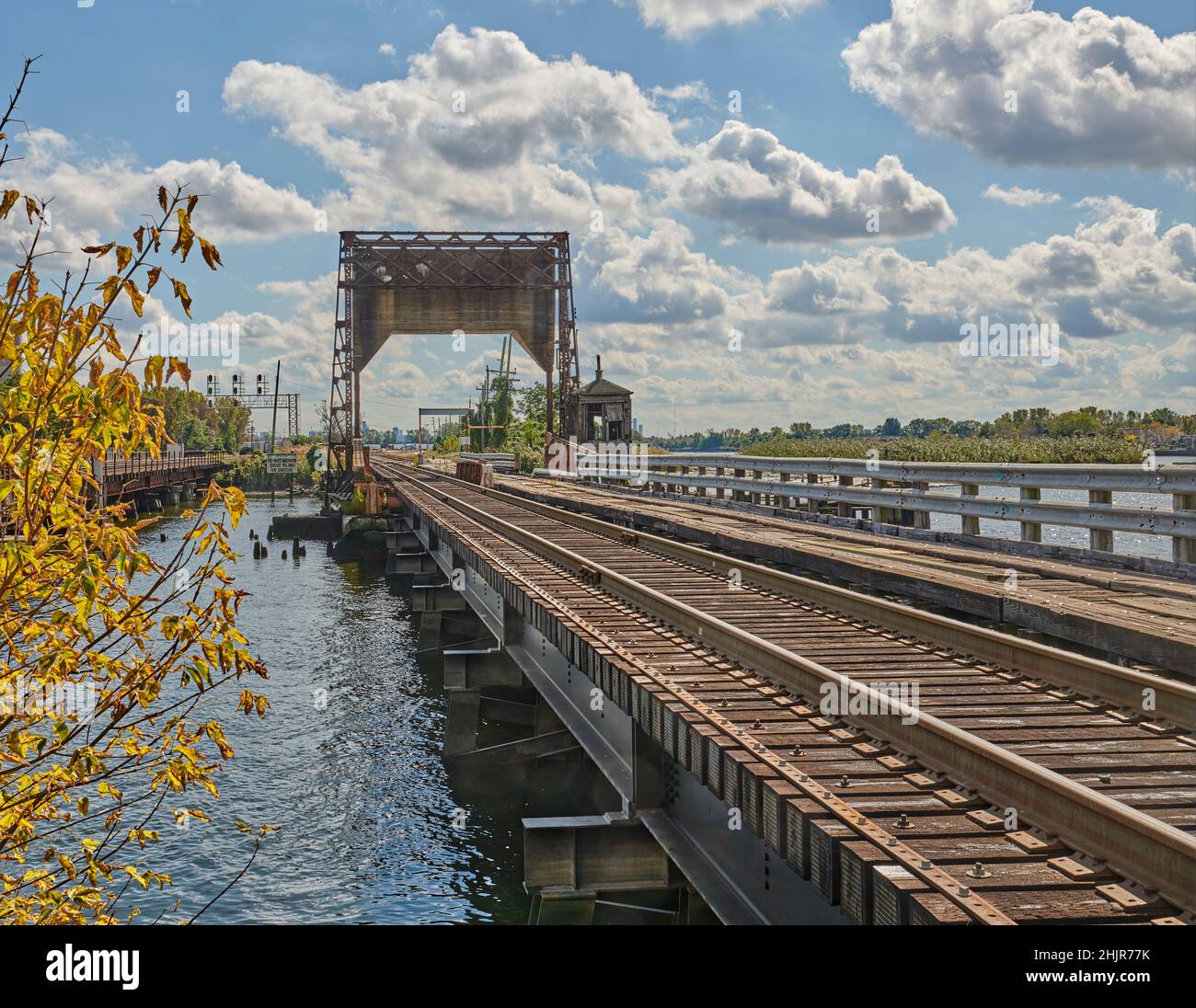 Une vue en perspective longue d'un ancien pont de chemin de fer bascule,  également connu sous le nom de pont-levis ou de pont de levage, avec un  contrepoids Photo Stock - Alamy