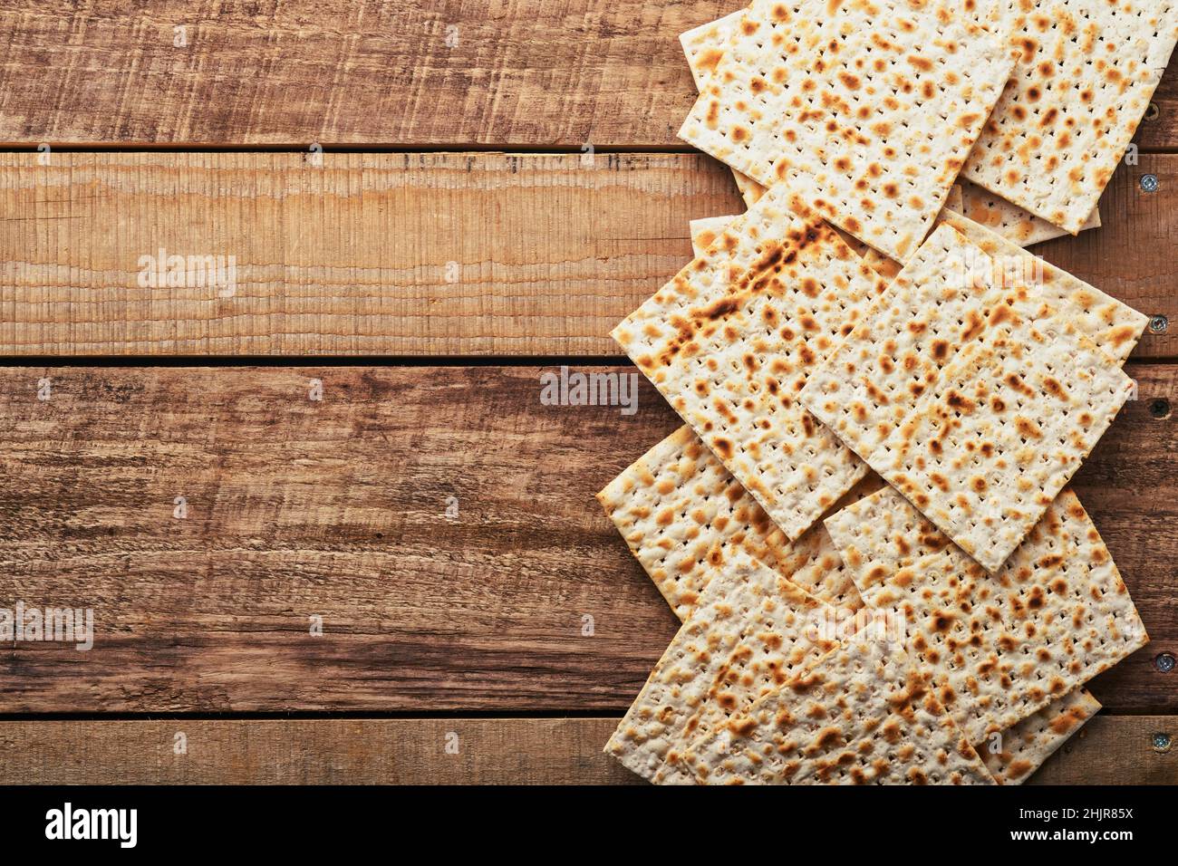 Matzah.Pain juif traditionnel rituel sur fond rustique en bois ancien.Nourriture pour la Pâque.Pesach concept de fête juive de la Pâque. Banque D'Images