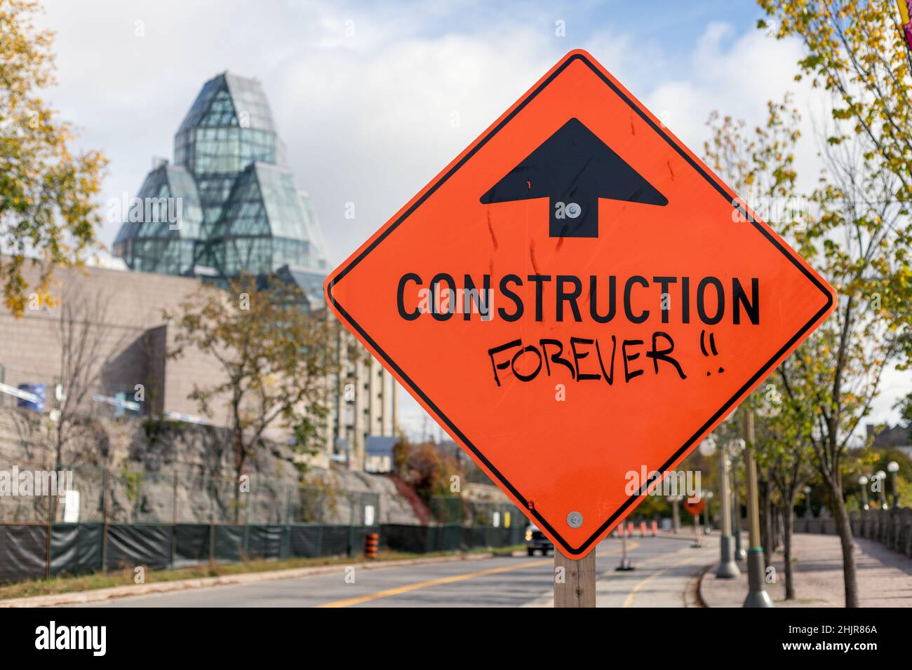 Ottawa, Canada - le 14 octobre 2021 : construction en amont du panneau de la route orange en gros plan dans la rue du centre-ville d'Ottawa, Canada Banque D'Images