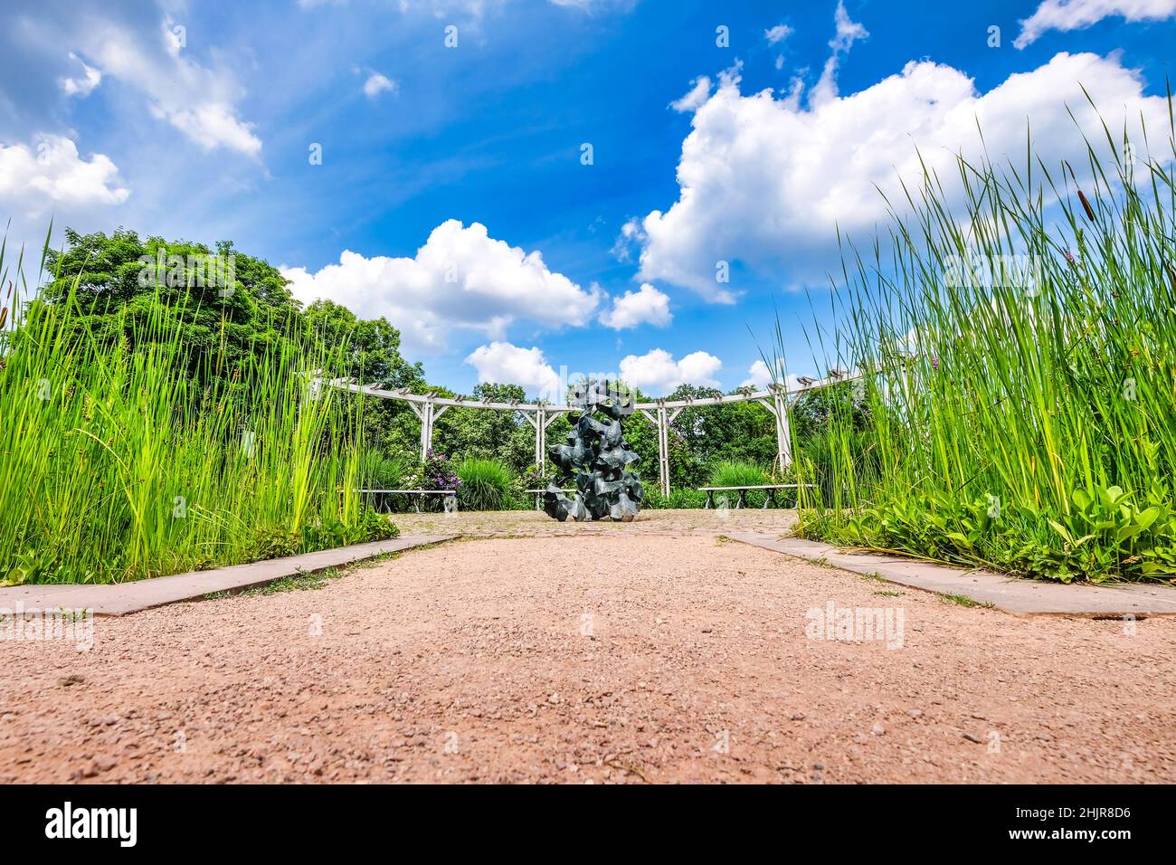 Vue panoramique sur la sculpture près des étangs Banque D'Images