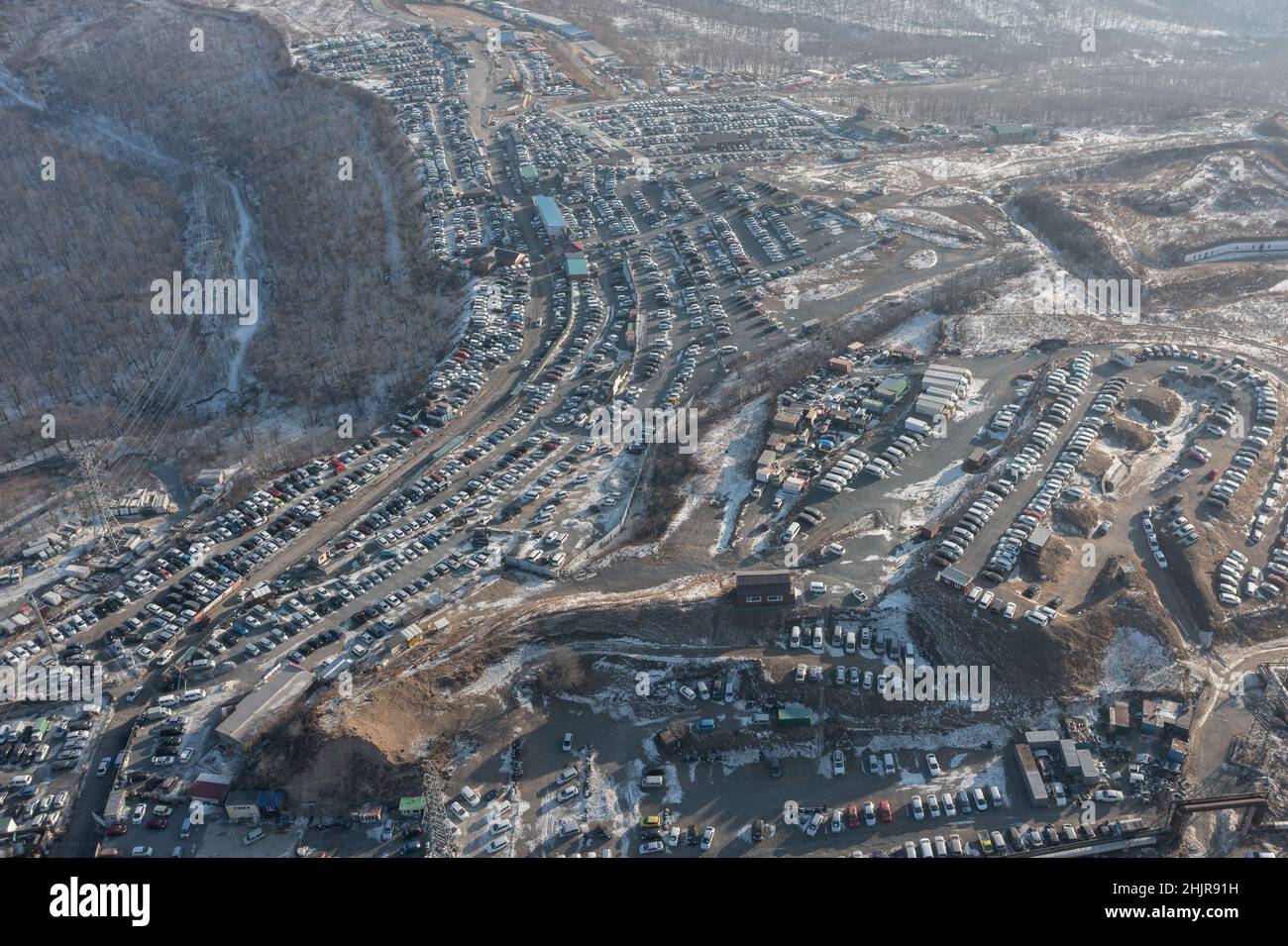 Des rangées de voitures debout sur le marché automobile filmées d'en haut.Vente de voitures d'occasion en provenance du Japon. Banque D'Images