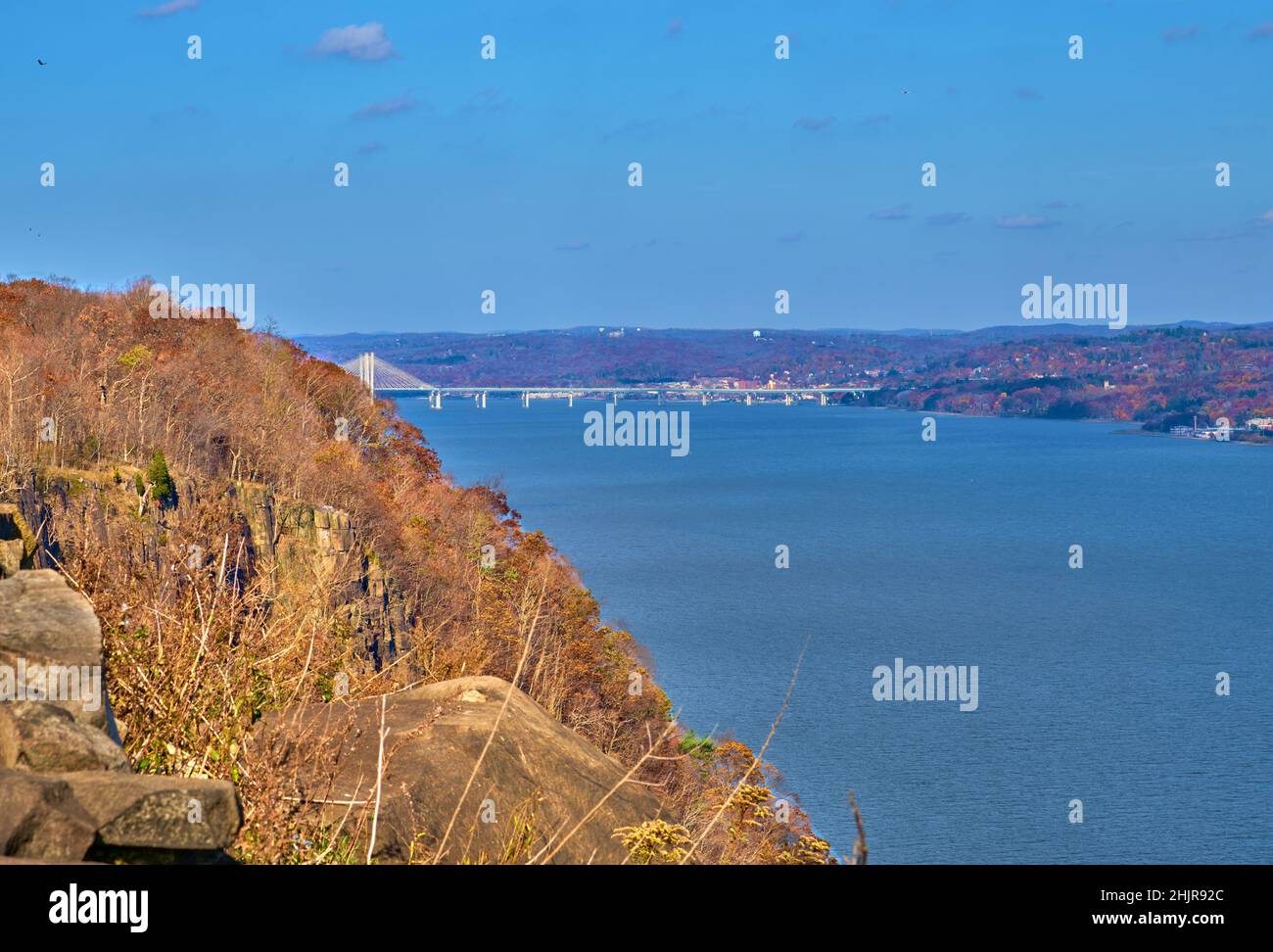 New Jersey, New York ligne d'état belvédère au-dessus des falaises de Palisade et de l'Hudson River à l'automne.Avec vue sur le pont du gouverneur Mario M.Cuomo. Banque D'Images