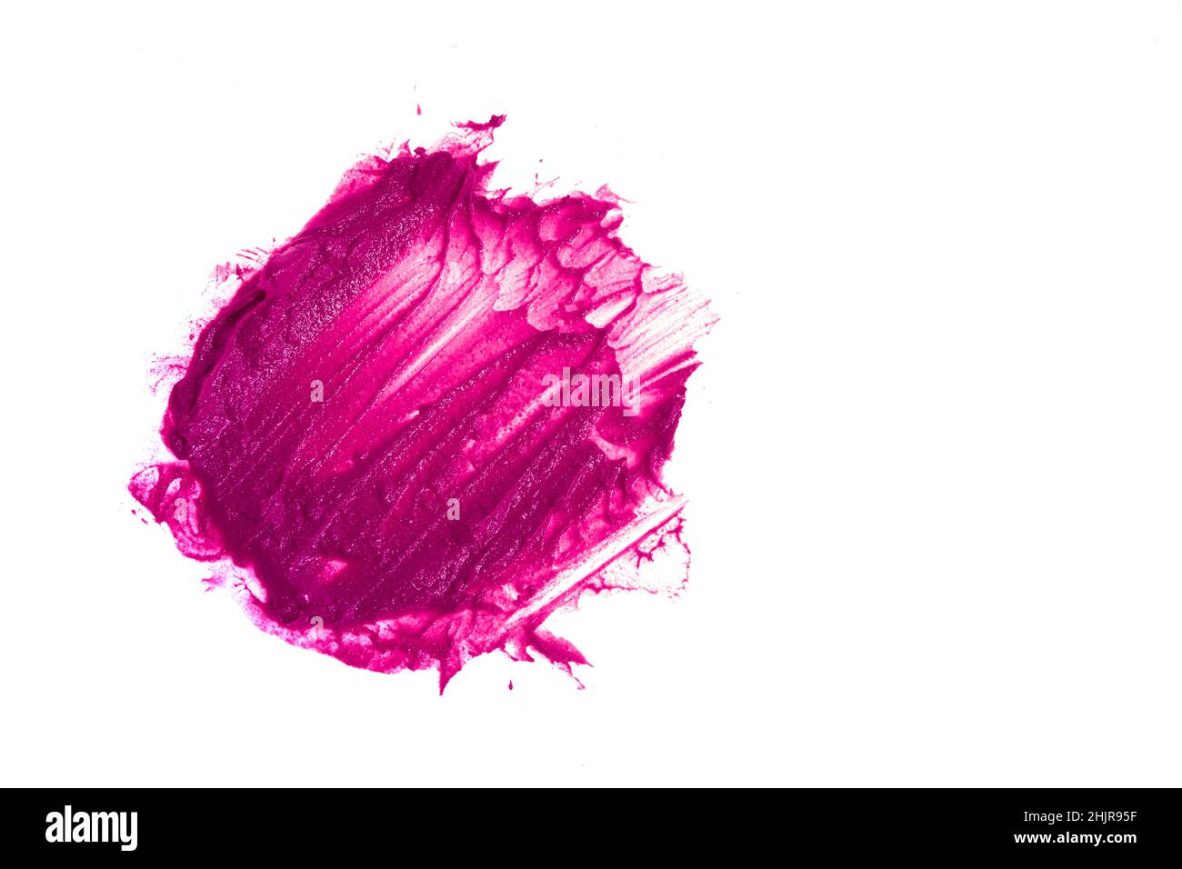 Une tache ronde de rouge à lèvres se distingue sur un fond blanc.Couleur cramoisi d'un produit cosmétique avec de l'espace à copier.Photo de haute qualité Banque D'Images