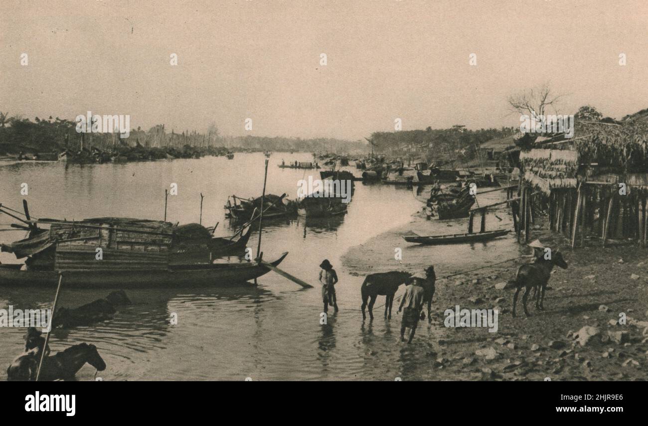 Saigon, sur le fleuve Saigon, est le principal centre commercial de Cochin en Chine française, en plus d'être la base navale et militaire. Vietnam (1923) Banque D'Images