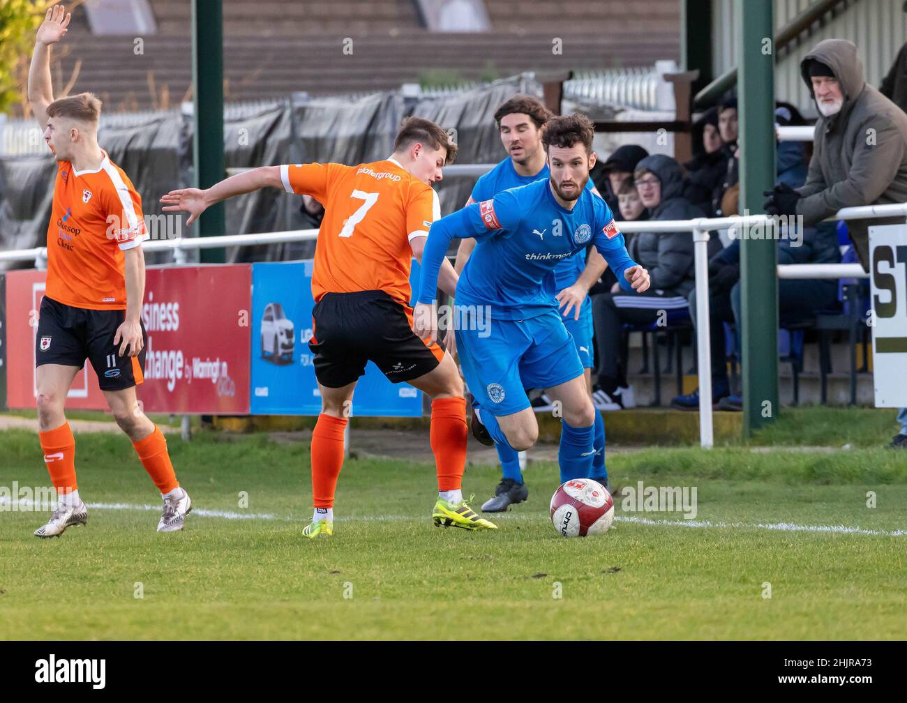 Warrington Rylands 1906 FC a accueilli Glossop North End pour un match de football de mi-saison de la saison 2021-2022.Jack Tinning bat la défensive Banque D'Images