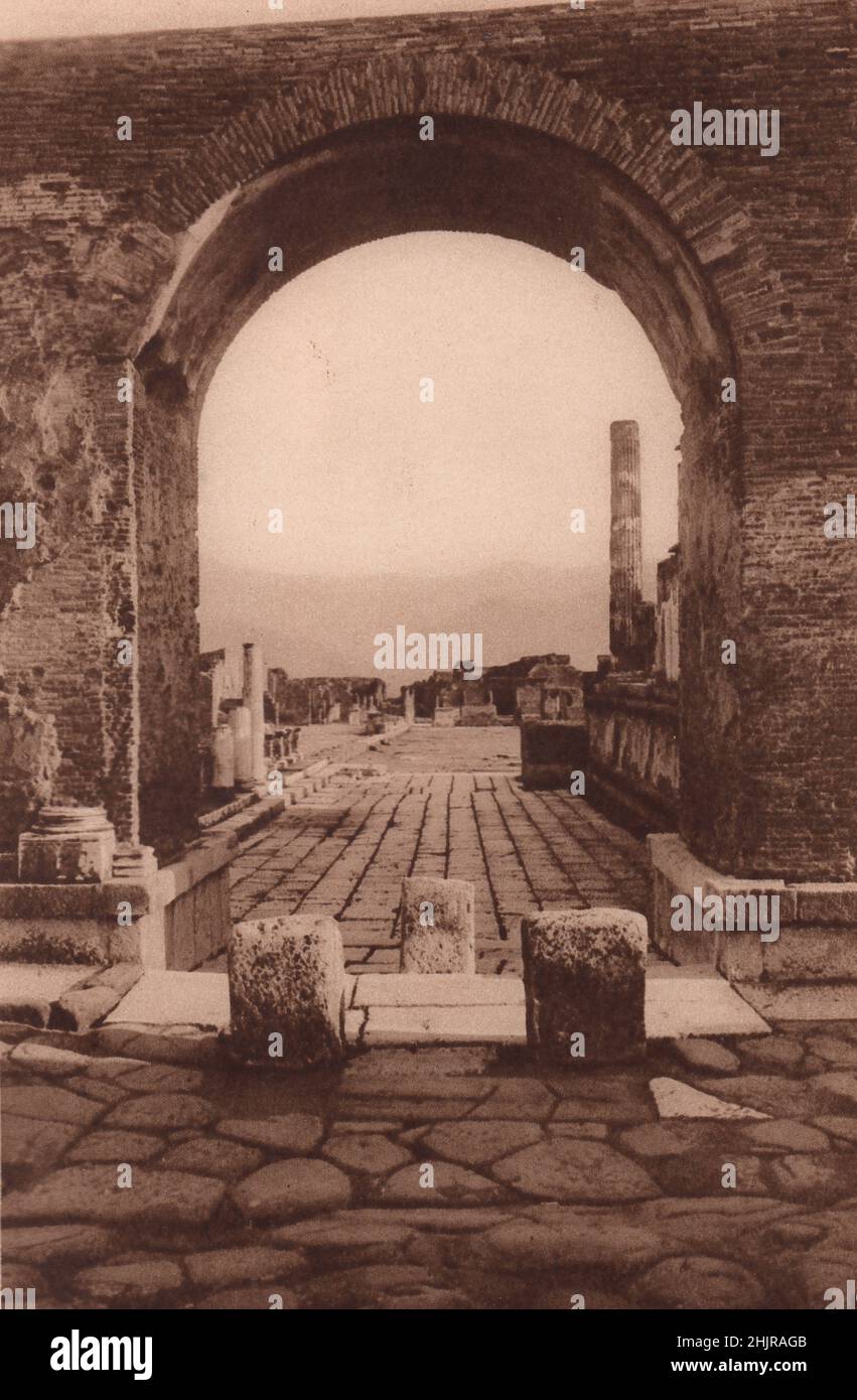 Les cendres rouges-chaudes de la destruction du Vésuve ont fermé cette arcades au Forum de Pompéi. Les blocs de pierre ont gardé la circulation. Italie Sud (1923) Banque D'Images