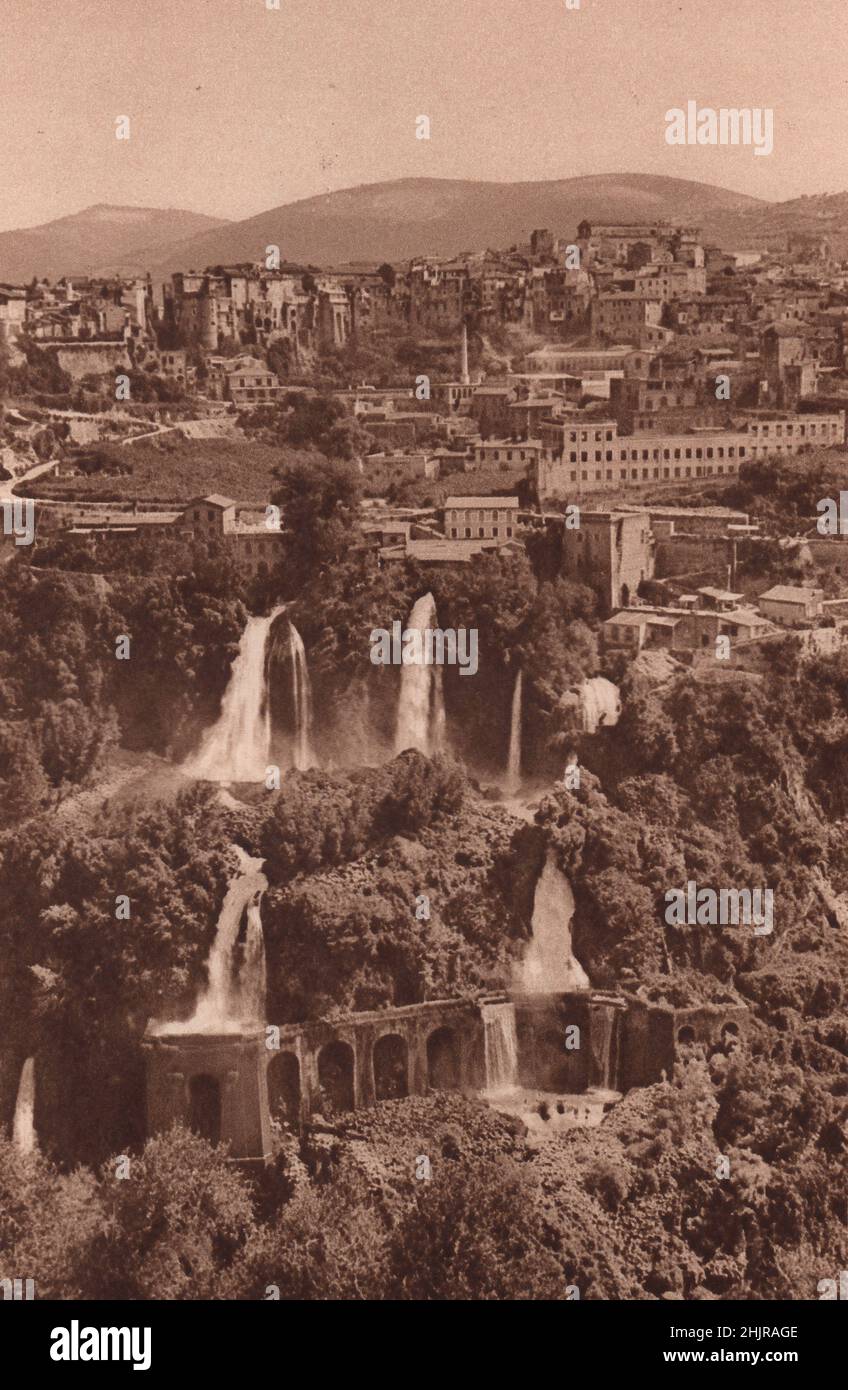 Tivoli est construit dans les collines Sabine en bas, dont les pentes raides de l'Anio batches en cascades de mousse de cristal. Italie Sud (1923) Banque D'Images