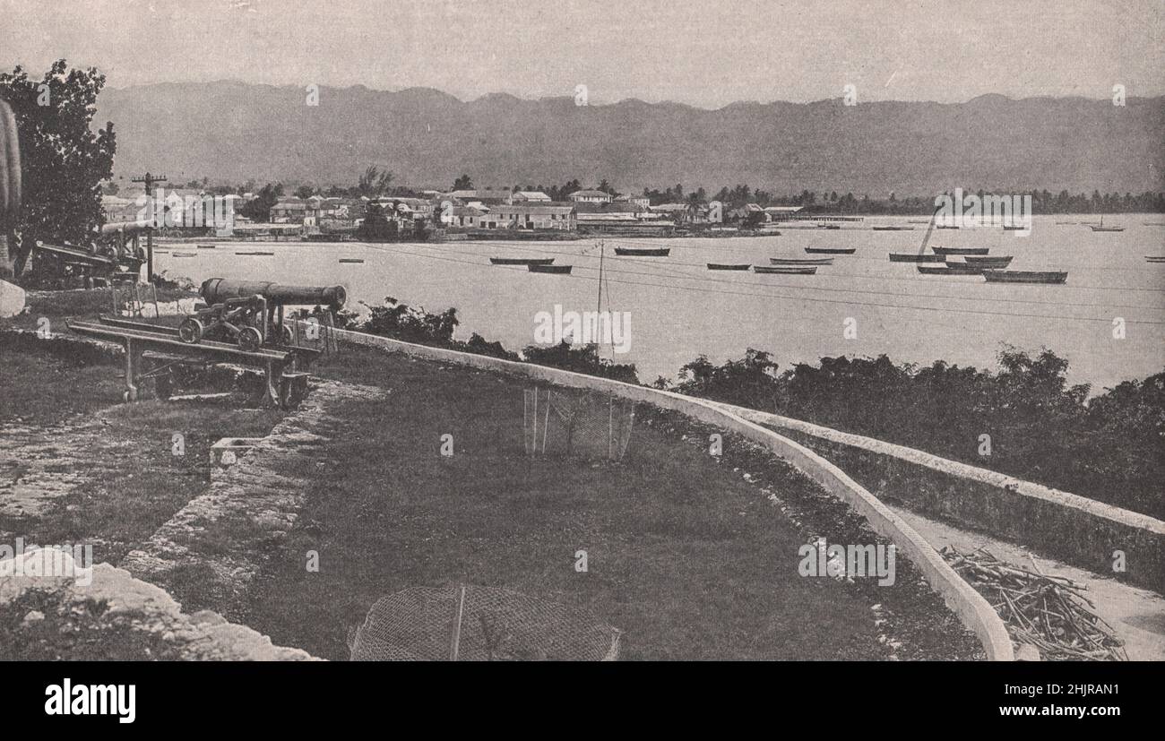 Montego Bay dans un cadre presque parfait de la beauté tropicale dans le comté de Cornwall. Jamaïque (1923) Banque D'Images