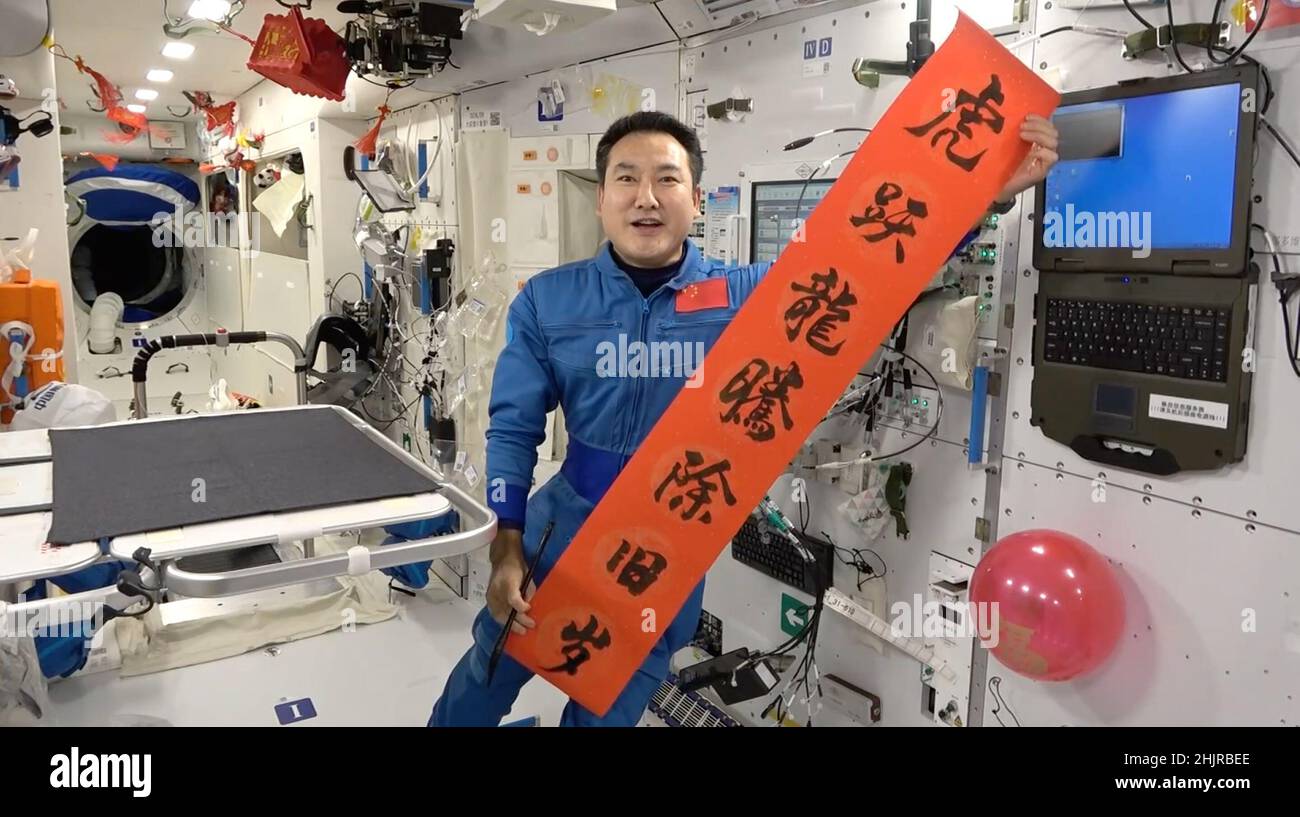 (220131) -- BEIJING, 31 janv. 2022 (Xinhua) -- Taikonaut Zhai Zhigang, commandant de la mission de la Shenzhen-13, dit «Je souhaite à tous bonne santé et bonne chance dans tout ce que vous faites,» tout en affichant une paire de couplets, dans une capture d'écran obtenue à partir d'une vidéo.Les membres d'équipage de la Shenzhen-13 sont devenus les premiers Chinois à passer le festival le plus important du pays -- le nouvel an lunaire chinois -- dans l'espace.Credit: Xinhua/Alay Live News Banque D'Images