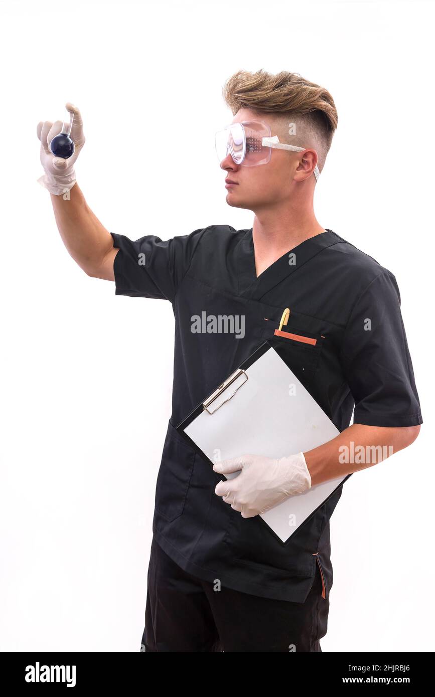 Homme beau chimiste avec expérience de fabrication de flacons en laboratoire Banque D'Images