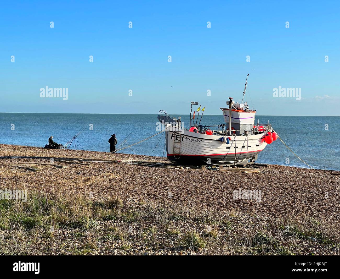 Beach a lancé un bateau de pêche sur la plage à Hythe, Kent, Royaume-Uni Banque D'Images
