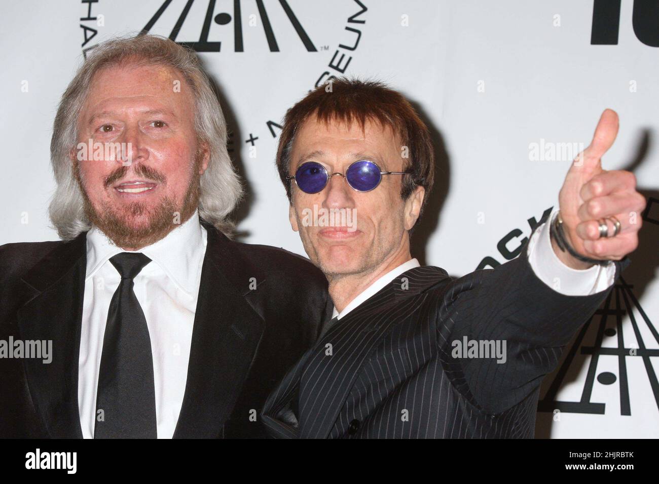 Barry Gibb et Robin Gibb des Bee Gees participent à la cérémonie