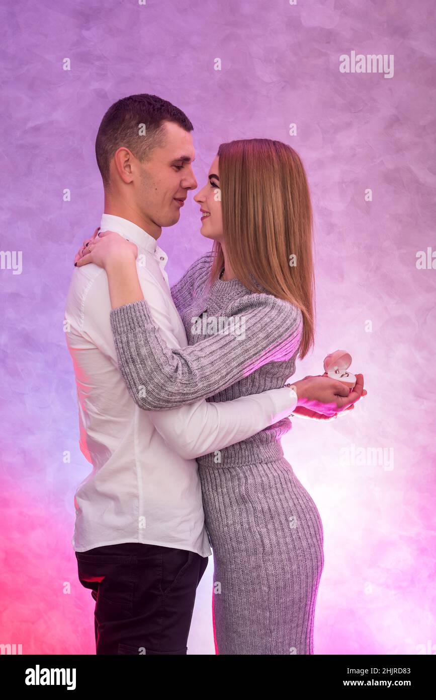 Jeune homme faisant la proposition avec anneau d'or avec diamant à sa fille. La surprise de la Saint-Valentin Banque D'Images