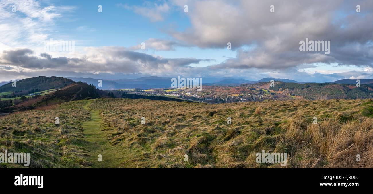 La vue hors de la plate-forme qui marque le sommet de Knock Farril et la zone d'hébergement principale de la colline de Pichtish qui se tenait autrefois à cette co Banque D'Images