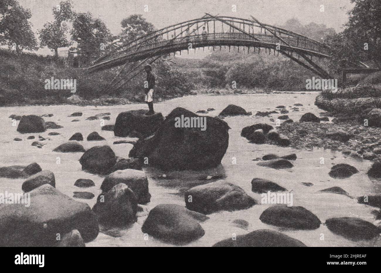 Ingéniosité native dans un pont de bambou à Buitenzorg. Indonésie. Archipel malais (1923) Banque D'Images