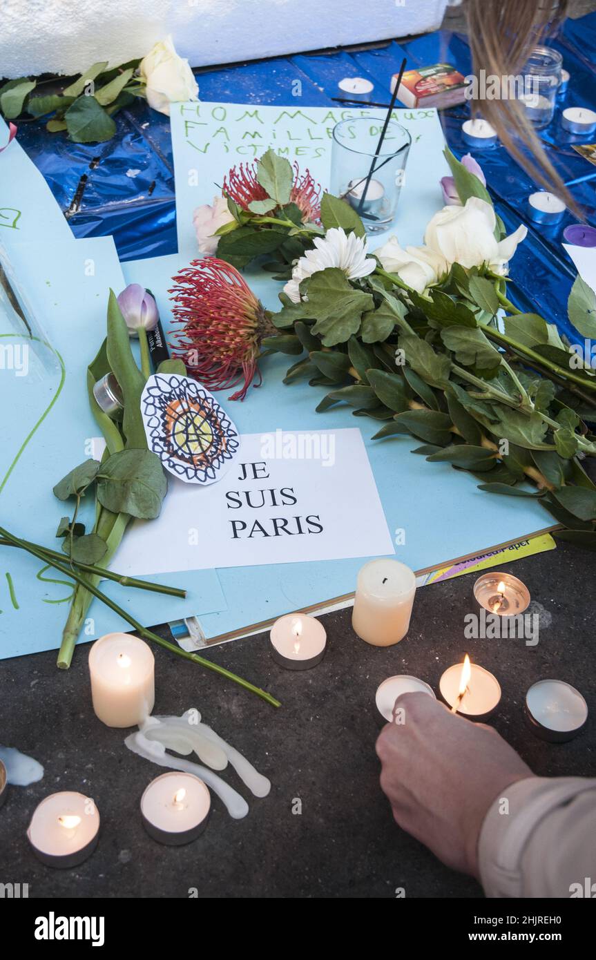 FRANCE.PARIS (75) 11/14/15 - APRÈS LES ATTENTATS TERRORISTES DU 13 NOVEMBRE 2015, LES PARISIENS RENDENT HOMMAGE AUX VICTIMES DU RESTAURANT LE CARILLON, AU MAÏS Banque D'Images