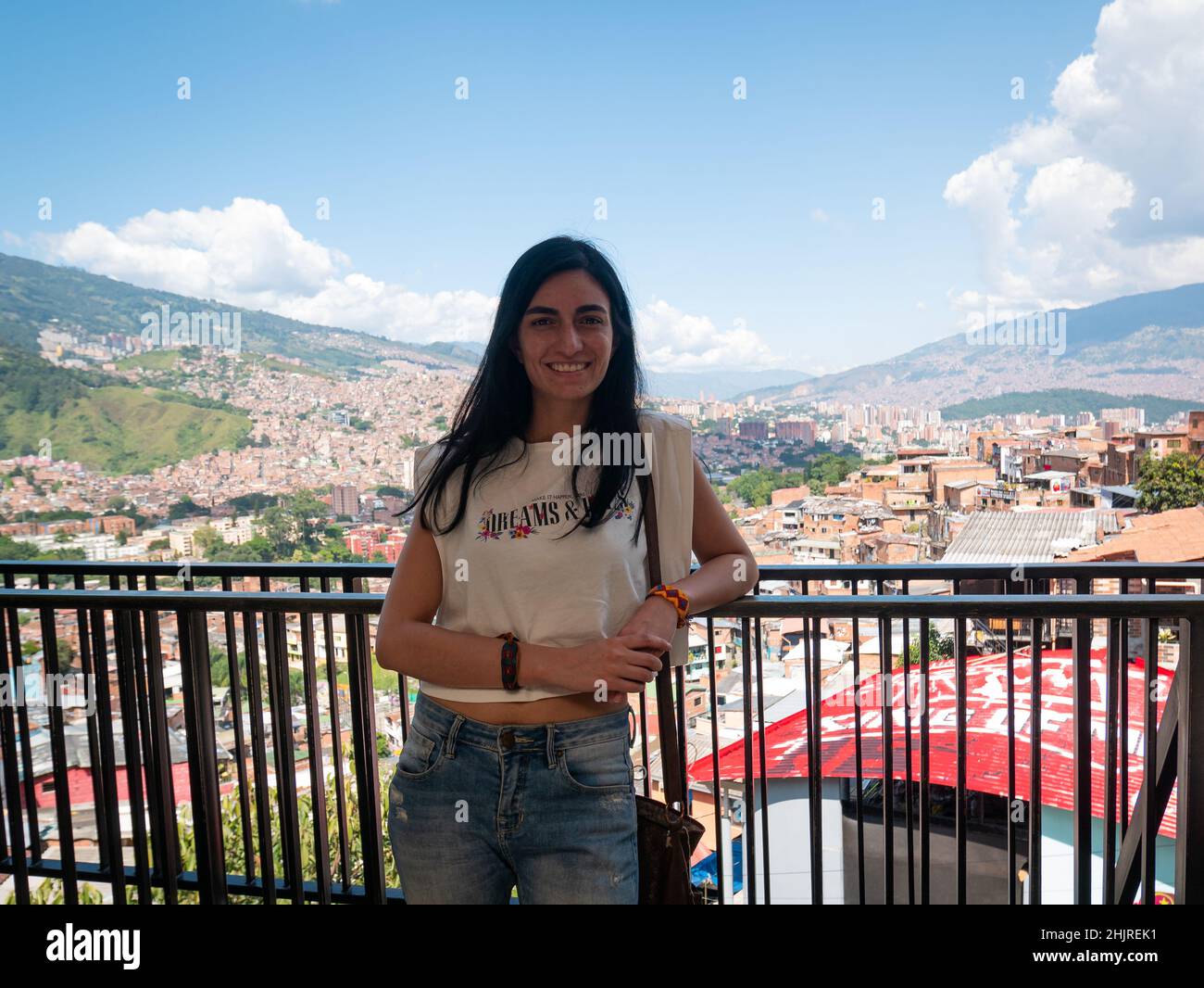 Medellin, Antioquia, Colombie - novembre 11 2021: La femme à cheveux noirs regarde la caméra et pose avec le fond de la ville de Medellin, Banque D'Images