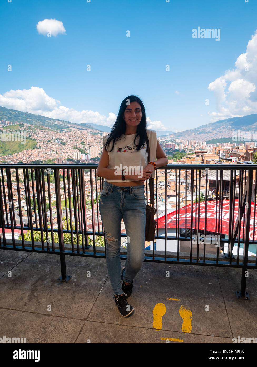 Medellin, Antioquia, Colombie - novembre 11 2021: La femme à cheveux noirs regarde la caméra et pose avec le fond de la ville de Medellin, Banque D'Images
