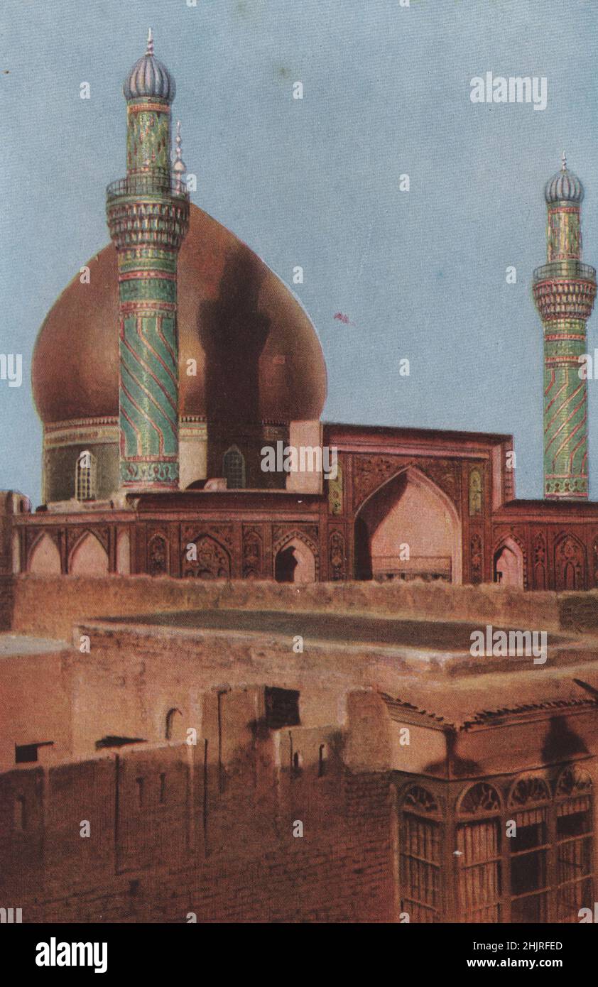 Les dômes d'or, et les minarets lumineux dont les carreaux vitrés sont un art perdu, annoncent Samarra de loin au dévot de Shiah. Irak. Mésopotamie (1923) Banque D'Images