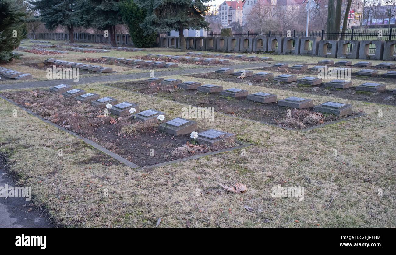 Legnica, Pologne - 13 janvier 2022.Cimetière de guerre soviétique.Voici des soldats et des officiers enterrés qui sont tombés pendant les combats pour Liegnitz (aujourd'hui Legnica) Banque D'Images