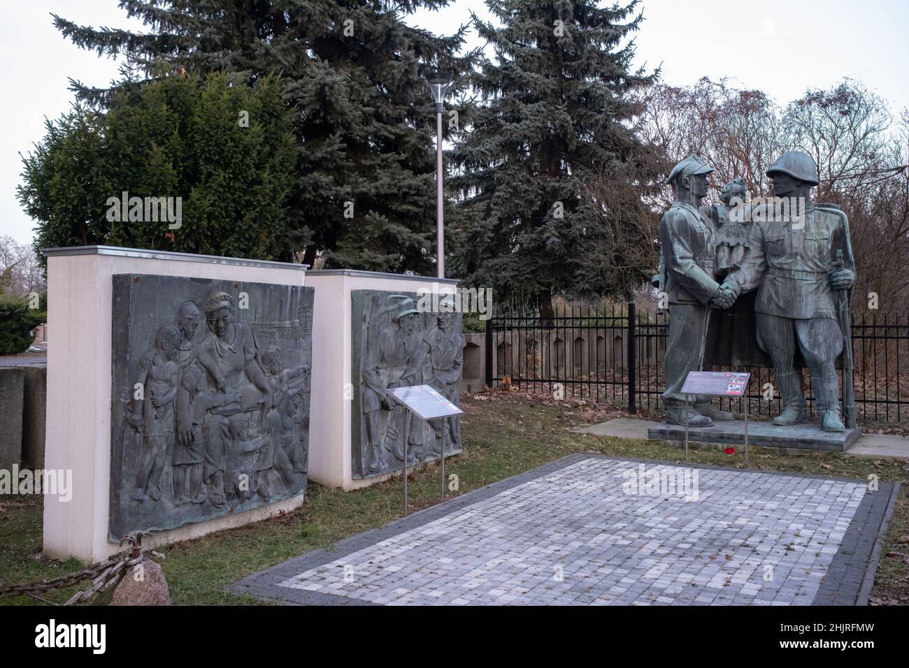 Legnica, Pologne - 13 janvier 2022.Cimetière de guerre soviétique.Voici des soldats et des officiers enterrés qui sont tombés pendant les combats pour Liegnitz (aujourd'hui Legnica) Banque D'Images