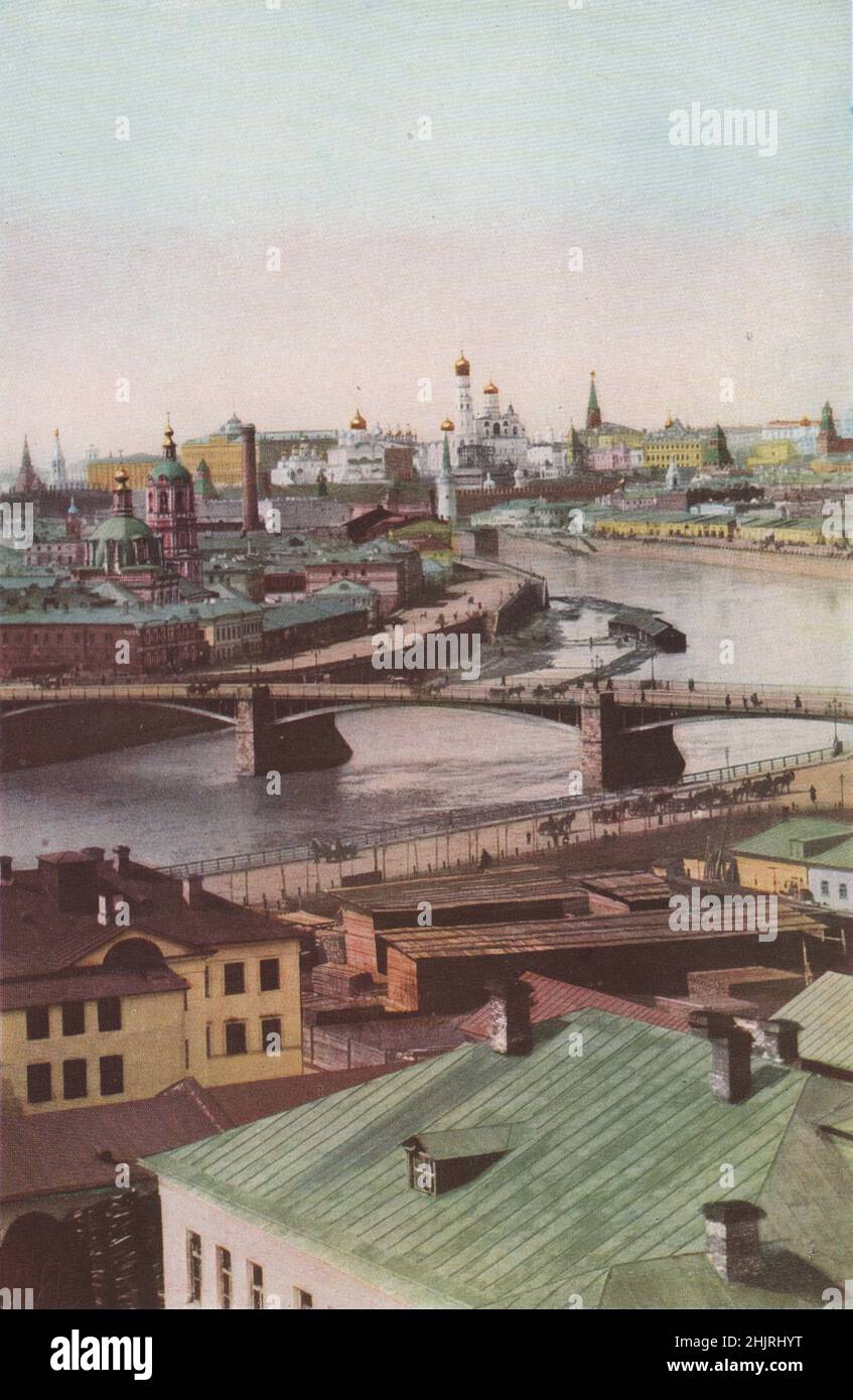 Riche en couleur et en histoire, la vieille partie de la ville se trouve sur la rive nord d'un balayage en éventail de la rivière Moskva. Russie. Moscou (1923) Banque D'Images
