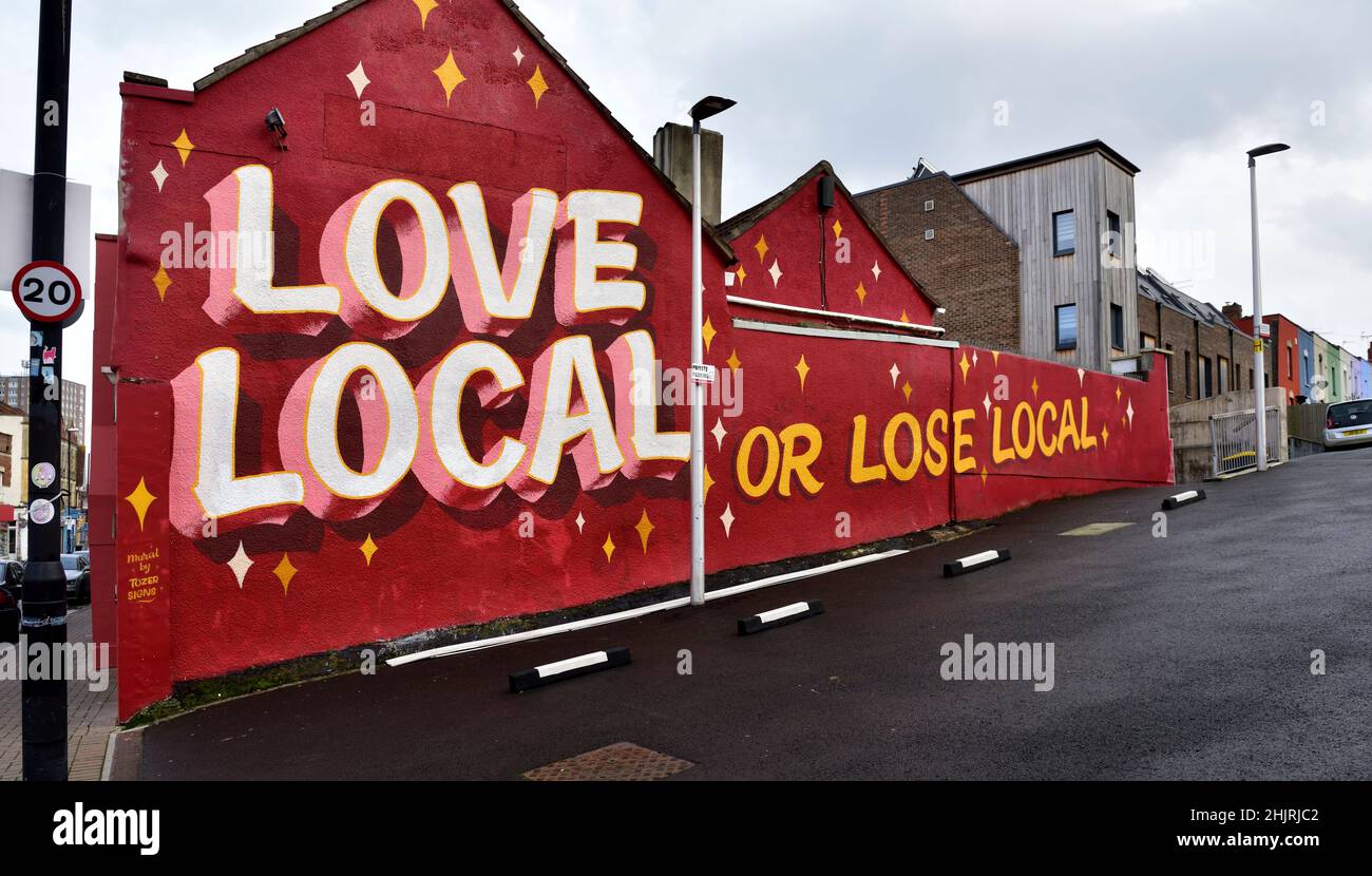 Bristol Street art par l'artiste Tozer, murale “Big Red” Love local ou perdant local Banque D'Images