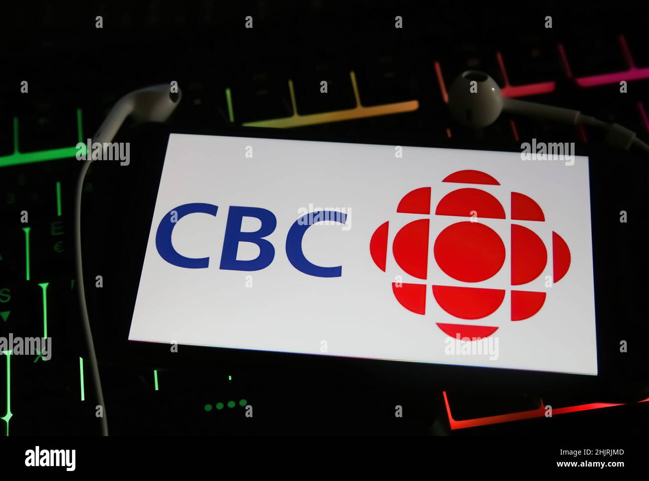 Viersen, Allemagne - janvier 9.2022 : gros plan du téléphone mobile avec le logo de la station de radio canadienne cbc sur le clavier d'ordinateur Banque D'Images Viersen, Allemagne - janvier 9.2022 : gros plan du téléphone mobile avec le logo de la station de radio canadienne cbc sur le clavier d'ordinateur Banque D'Images