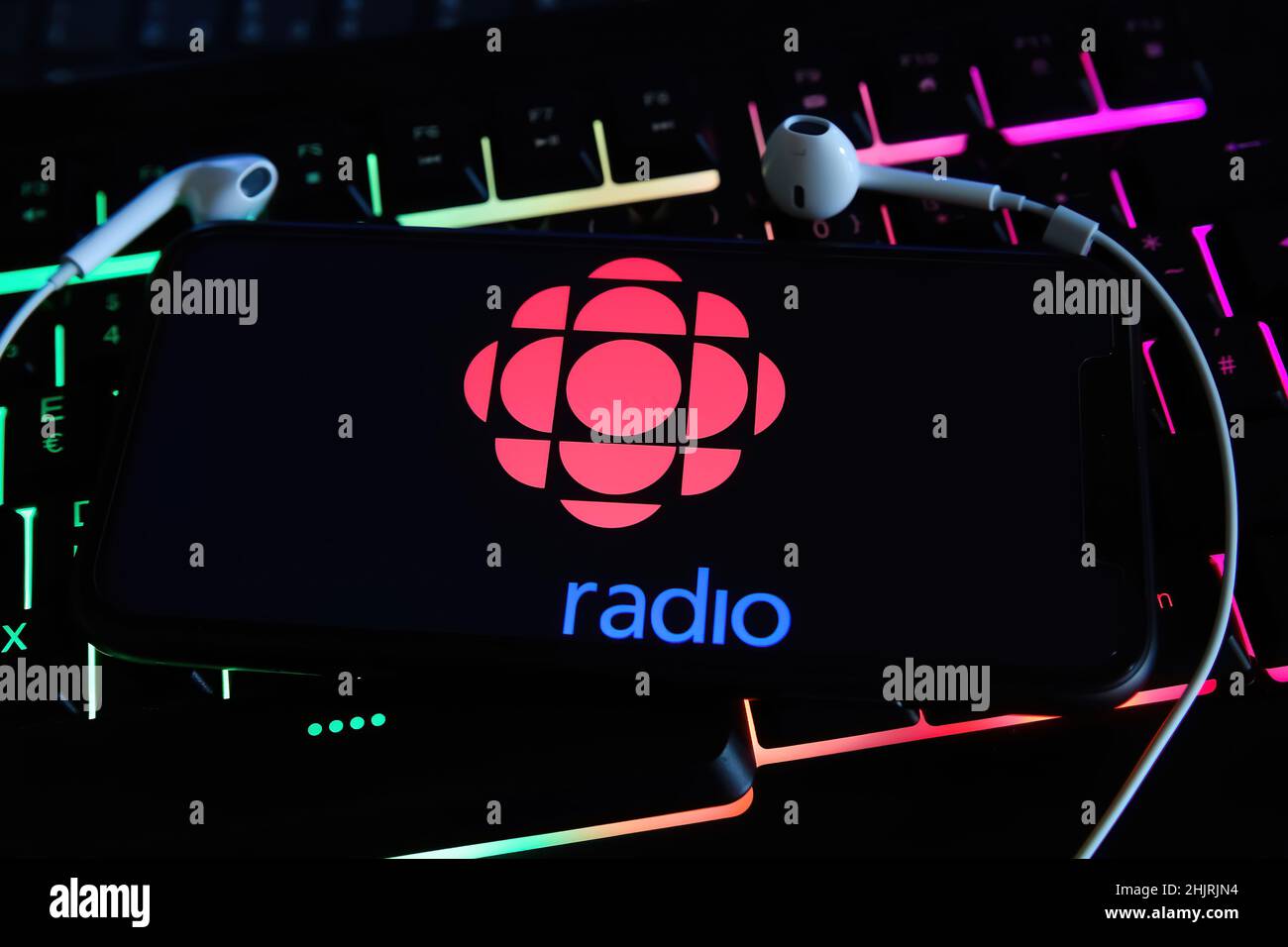 Viersen, Allemagne - janvier 9.2022 : gros plan du téléphone mobile avec le logo de la station de radio canadienne cbc sur le clavier d'ordinateur Banque D'Images Viersen, Allemagne - janvier 9.2022 : gros plan du téléphone mobile avec le logo de la station de radio canadienne cbc sur le clavier d'ordinateur Banque D'Images
