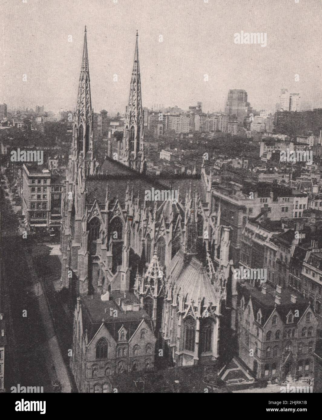 Majestueuses flèches gothiques au-dessus de la cathédrale Saint-Patrick. New York (1923) Banque D'Images