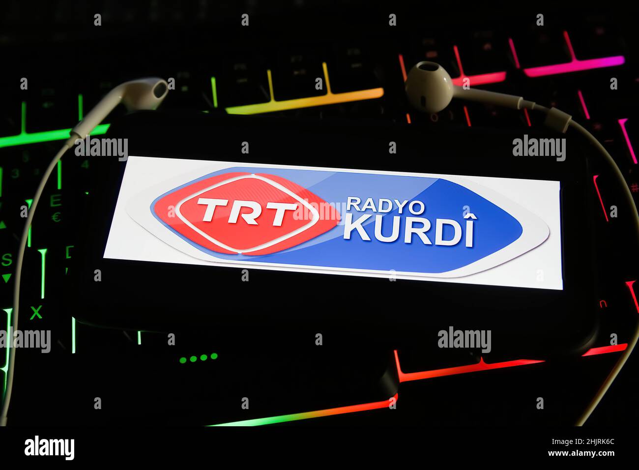 Viersen, Allemagne - janvier 9.2022: Gros plan du téléphone mobile avec logo de la station de radio turkey trt sur le clavier de l'ordinateur Banque D'Images
