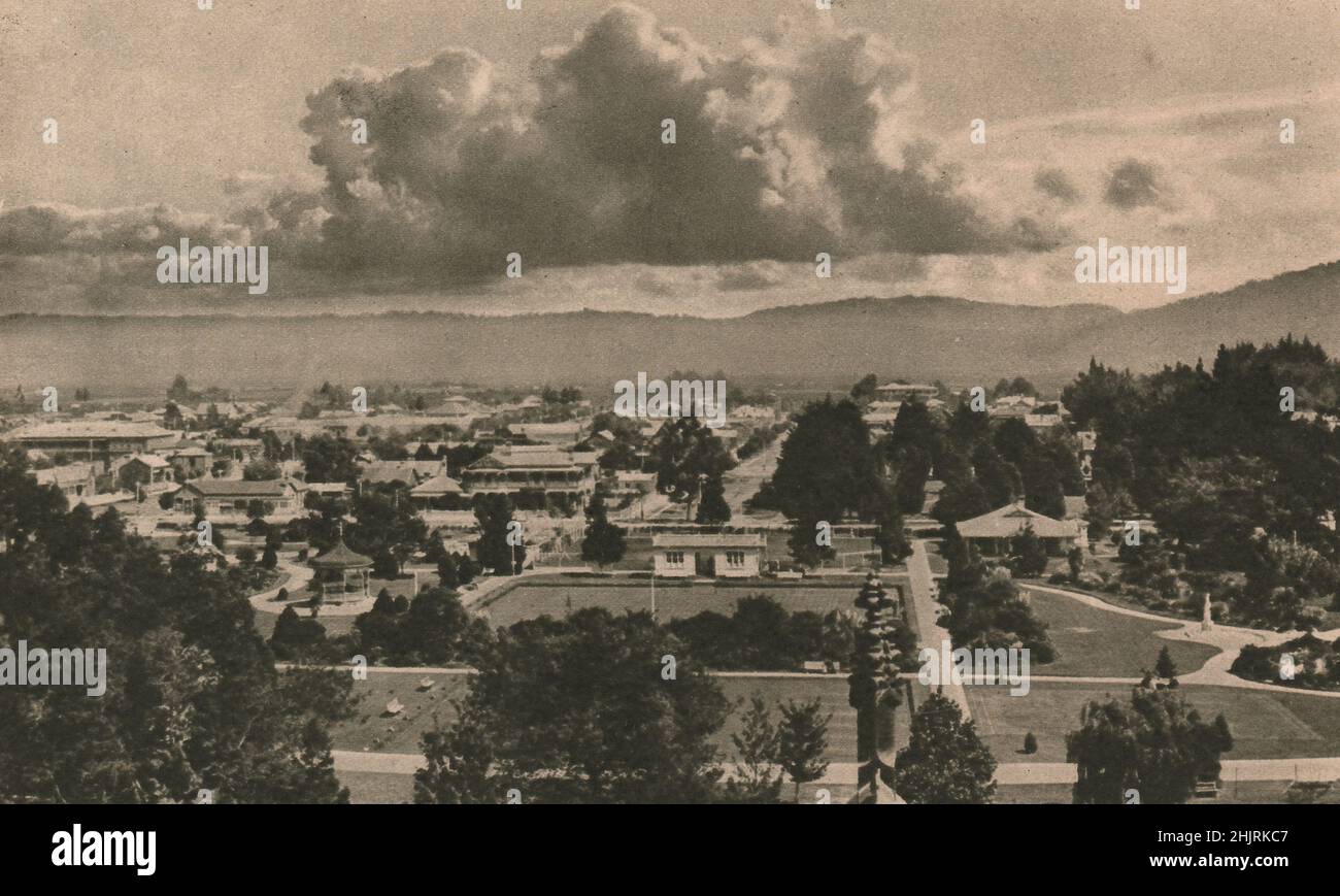 Rotorua est une ville magnifique, bordée d'arbres et de gazon vert. Nouvelle-Zélande (1923) Banque D'Images